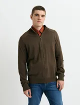 Cardigan de algodón con cuello alto y cierre frontal completo. Presenta mangas largas tipo ranglan y bolsillos laterales de ribete.