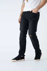 Jean de corte recto en color azul claro, con diseño de tiro medio y cintura regular. Presenta detalles de roturas en las rodillas y logo bordado en el bolsillo pequeño delantero.