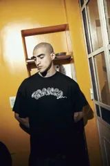 Remera negra de algodón con estampado blanco en el frente con el logo de la marca Tranca. Corte regular fit.