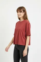 Remera negra de algodón de corte ancho y corto, con mangas cortas y cuello redondo a la base.