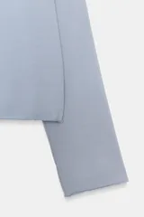 Sudadera de algodón con cuello barco y mangas largas acampanadas con terminación evasé. Presenta un diseño minimalista con bajo recto y bordes sin costuras visibles.