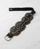 Cinto elástico negro de diseño entrelazado decorado con tachas doradas.
