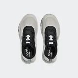 Championes de trail running Norda modelo 002, color gris claro con detalles en negro. Confeccionados con fibra Dyneema® sin costuras, cuentan con entresuela Norda® x Vibram® SLE y suela Formation con tecnología Litebase® y caucho Megagrip®.
