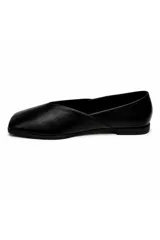 Zapato de punta cuadrada en símil cuero con diseño minimalista, abertura en V y estructura suave, silueta contemporánea y sofisticada.