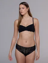 Panty estilo brazilian de encaje floral negro, con elástico ultraplano en la cintura y cobertura trasera mínima.