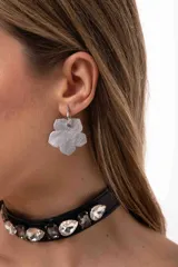 Aros colgantes con argolla de acero quirúrgico y dije en forma de flor pintado a mano con acabado nacarado.