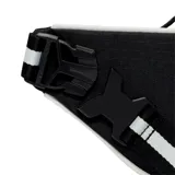 Riñonera negra con logo Nike bordado en azul, cierre superior con cremallera y correa ajustable con hebilla.