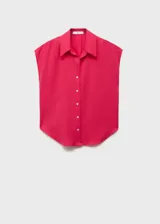 Camisa sin mangas de lyocell color fucsia, con cuello camisero y cierre frontal de botones.