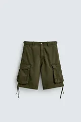 Bermuda cargo de corte relajado confeccionada en algodón, con bolsillos laterales tipo plastrón con solapa, bolsillos frontales y bajo ajustable con cordón.
