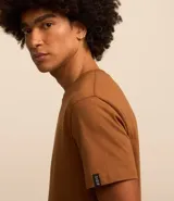 Remera básica de hombre con corte comfort, cuello redondo y manga corta. Confeccionada en tejido de media malla con textura acanalada.