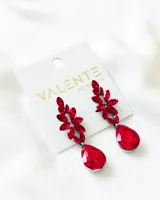 Aros colgantes con piedras rojas facetadas en forma de hojas y gota.