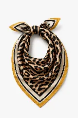 Pañuelo cuadrado de satén con estampado de leopardo en el centro y bordes decorados con franjas negras y rojas.