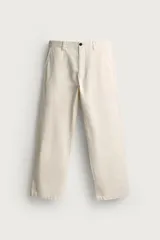 Pantalón chino regular fit de color beige, confeccionado en algodón, con bolsillos frontales y cierre de cremallera y botón, de la colección especial Aaron Levine x Zara.