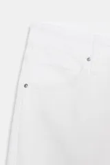 Jeans blancos de tiro medio con cinco bolsillos y pernera ancha. Cierre frontal con botones.
