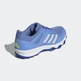 Championes de hockey Adidas Fabela Rise, color azul con las icónicas tres tiras en tono más claro. Presentan un diseño de malla transpirable con refuerzos sintéticos, mediasuela de EVA para amortiguación y suela Traxion con tapones para un agarre superior en la cancha.