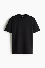 Remera negra de corte estándar y diseño clásico, con cuello redondo y mangas cortas. Confeccionada con fibra COOLMAX que transporta el sudor a la superficie.