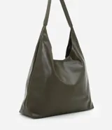 Cartera hobo grande de poliuretano color verde militar, con diseño slouchy, base estructurada y una única asa larga para llevar al hombro. Cuenta con cierre de botón a presión y amplio compartimento interior.