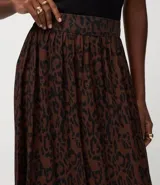 Pollera midi confeccionada en crepé de viscosa y poliamida con estampado animal print. Presenta una cintura estructurada y un diseño fluido de largo medio.