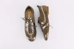 Zapato tipo ballerina acordonado, color negro con detalles en dorado.