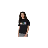 Remera oversize negra de manga corta con cuello redondo. Cuenta con un estampado gráfico frontal compuesto por cinco círculos de colores (naranja, rosa, verde, azul y fucsia) y el texto "EmeStudios Positive Vibration" en la parte inferior.