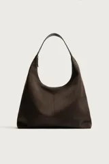 Bolso shopper marrón de hombro, con diseño liso, compartimento principal con cierre de cremallera y un bolsillo plano interior.