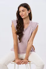 Remera de algodón color beige con sutil estampado, cuello redondo y mangas cortas con doble volado aportando volumen y un diseño femenino.