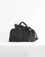 Bolso tipo duffle negro acolchado con doble asa de mano y correa de hombro ajustable.