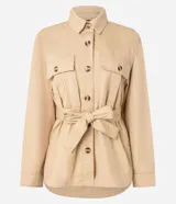 Campera trench coat color beige, con cuello inglés, manga larga, abotonado delantero, bolsillos con solapa y lazo en la cintura.