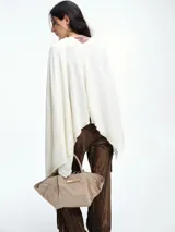 Poncho amplio y liviano de tejido suave con mezcla de cashmere, de diseño abierto y caída fluida.