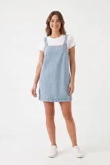 Vestido corto de denim en tono claro, con diseño sin mangas, escote cuadrado y corte recto.