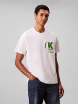 Remera de cuello redondo y manga corta confeccionada en algodón. Presenta un estampado gráfico en el pecho con el monograma de la marca en color verde.