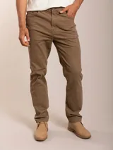 Pantalón de sarga color beige, de corte recto y cinco bolsillos.