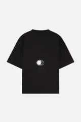 Remera negra de corte boxy y relajado, confeccionada en jersey de algodón con escote redondo acanalado. Cuenta con un estampado frontal en color blanco que combina un diseño de doble sol y la inscripción de la marca.