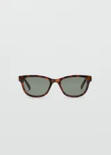 Gafas de sol con montura de pasta carey y lentes oscuras.