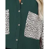 Sobre camisa de pana blanca con detalles en animal print en los bolsillos frontales y en las mangas. Presenta cuello inglés, cierre frontal con botones y corte holgado.