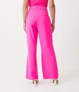 Pantalón wide leg fucsia de poliéster con trabillas, botón y cintura alta.