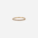 Anillo doble en oro 18k, compuesto por una alianza fina con engaste de brillantes y una alianza lisa con un brillante central.