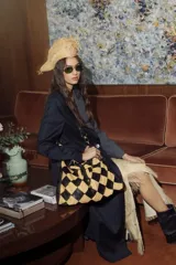 Bolso tipo shopper con diseño de rombos en combinación de colores negro y beige. Cuenta con cierre superior, herrajes metálicos dorados y correa para llevar al hombro.