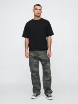 Remera color beige de corte holgado y mangas cortas.