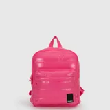 Mochila Bubba acolchada color fucsia, con diseño tipo puffer, bolsillo frontal con cierre y asa superior.