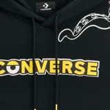 Canguro Converse x Minions de color negro, con capucha y cordones ajustables. Cuenta con un bolsillo tipo canguro al frente, el logotipo de Converse centrado con detalles inspirados en los Minions y gráficos de tentáculos bordados o estampados en el pecho y el lateral.