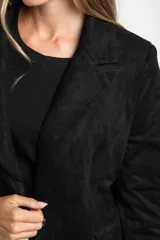 Blazer negro de textura gamuzada con solapas clásicas, cierre frontal de dos botones y bolsillos laterales con solapa.