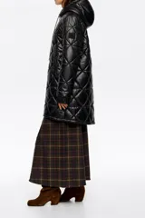 Abrigo largo de corte recto confeccionado en tejido técnico acolchado con diseño de rombos, cierre frontal con cremallera, cuello subido con capucha integrada, manga larga con puño elástico y bolsillos laterales.