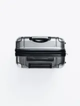 Valija rígida de 24 pulgadas color gris oscuro, con manija telescópica y cuatro ruedas dobles.