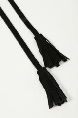 Cinturón faja de cuero vacuno color bordó, con tachas plateadas y hebilla dorada en forma de corazón con detalle de piedra negra.