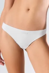 Bombacha tipo colaless de algodón con detalle de etiqueta de la marca en el frente. Diseño básico y minimalista con costuras reforzadas.