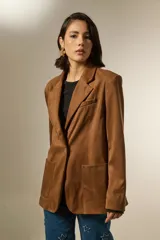Blazer de gamuza color marrón, con cuello solapa, cierre frontal con un botón, bolsillos frontales tipo parche y diseño holgado.