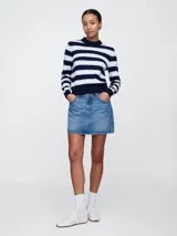 Buzo de punto de algodón con diseño de rayas horizontales en amarillo, azul y blanco. Presenta cuello redondo acanalado, mangas largas y puños y ruedo con terminación elástica.