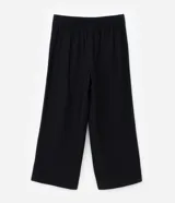 Pantalón de sastrería corte wide leg, color negro, con cintura alta, cierre de cremallera y gancho, y bolsillos laterales incorporados. Presenta elástico en la parte posterior de la cintura para mayor ajuste.