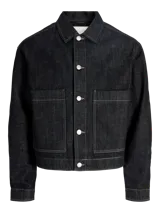 Chaqueta de denim negro con costuras en contraste color blanco, bolsillos frontales con solapa y cierre de botones metálicos.